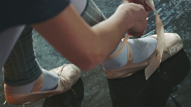 芭蕾舞演员在演播室系鞋带视频素材