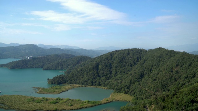 4k空中摄影拍摄台湾日月潭美丽的山脉，森林和碧水湖在阳光和蓝天下的风景。视频下载