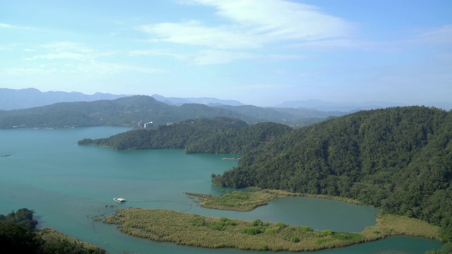 4k高空摄影拍摄台湾日月潭美丽的山脉、森林、碧水湖泊、白云蓝天。视频下载
