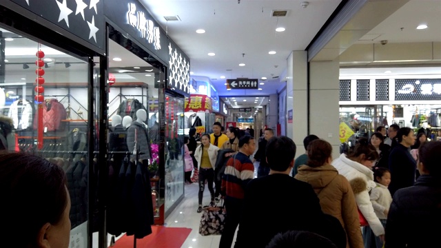 人们在西安购物中心买衣服，陕西，中国。视频下载