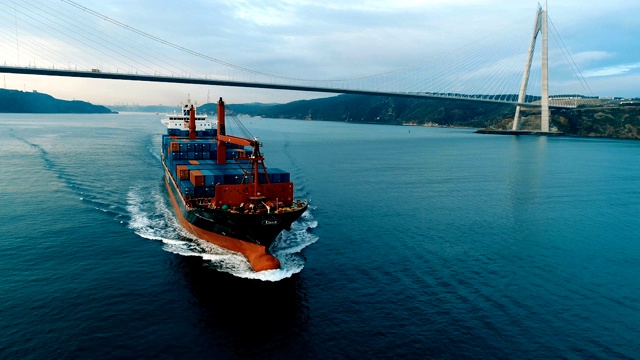 集装箱船穿过亚乌兹苏丹塞利姆桥无人机拍摄-伊斯坦布尔/4K视频素材