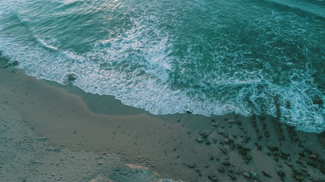 岩石海滩，俯视图视频素材