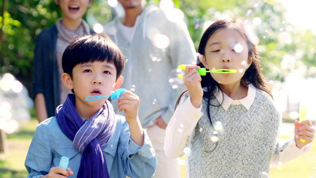 亚洲儿童在户外吹泡泡视频素材