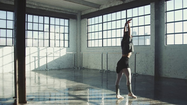 柔韧的女人在工作室练习芭蕾舞视频素材