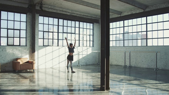 性感的舞者在宽敞的房间里跳芭蕾舞视频素材