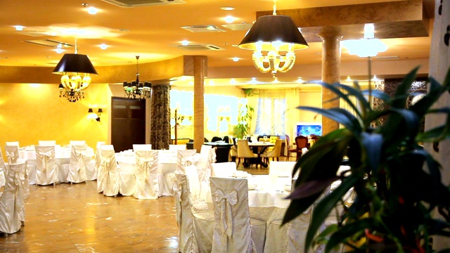 色彩鲜艳的欧洲餐厅。餐厅的室内设计。视频下载