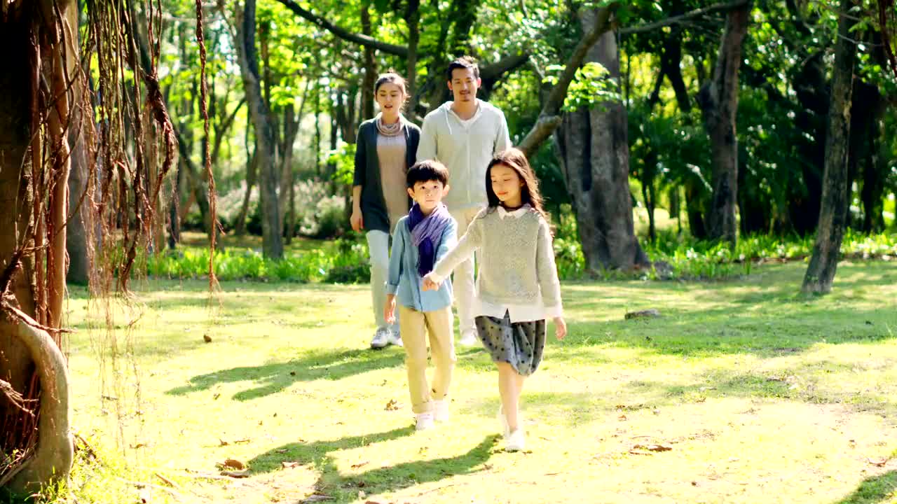 亚洲家庭带着两个孩子在公园散步视频下载