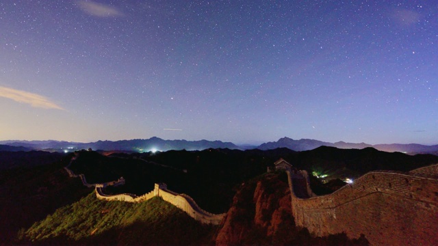 4K:移动的星星和长城在夜晚到白天的时间流逝，中国视频下载