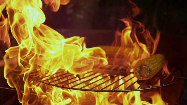 MACRO, DOF:火焰烹饪美味的素食烧烤的电影镜头。视频下载