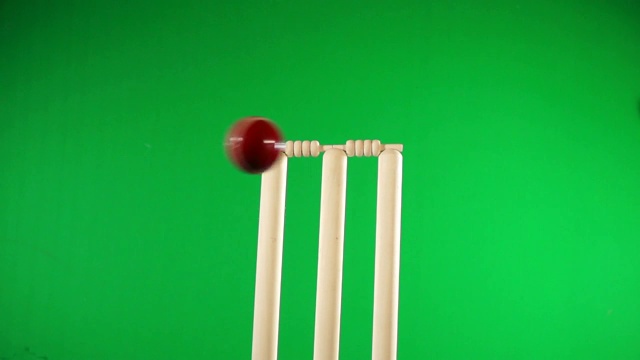板球三柱球出局-白色的树桩，闪光的钉子绿色的屏幕视频素材