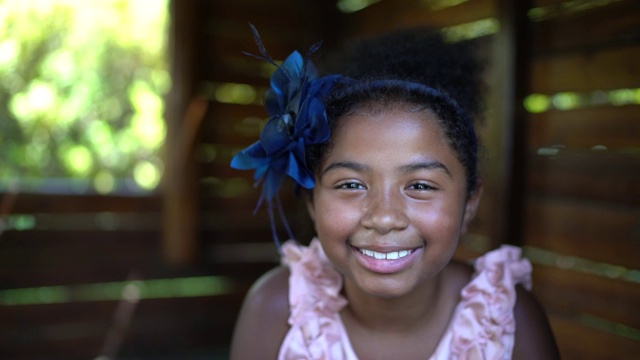 可爱的小女孩肖像在操场木屋视频素材