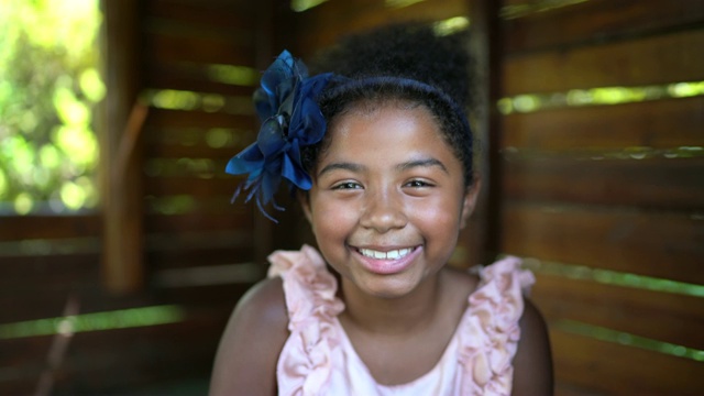 可爱的小女孩肖像在操场木屋视频素材