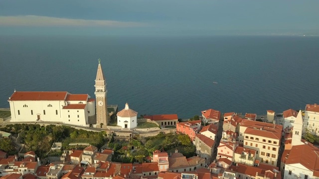 斯洛文尼亚的旧渔城皮兰的鸟瞰图。视频下载