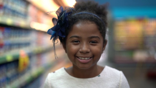 超级市场里可爱的非洲裔拉丁小女孩视频素材