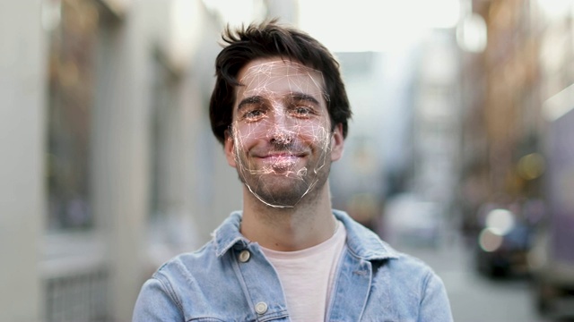 西班牙裔男子的面部被面部识别技术扫描视频素材