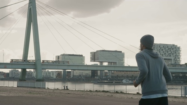 篮球运动员在城市的道路上慢跑视频素材