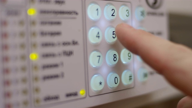 一个保护家庭的安全锁系统上的拨号代码视频素材