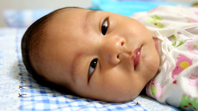 亚洲婴儿在卧室打喷嚏。视频素材