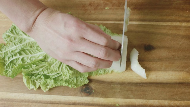 在木板上手工切白菜视频素材