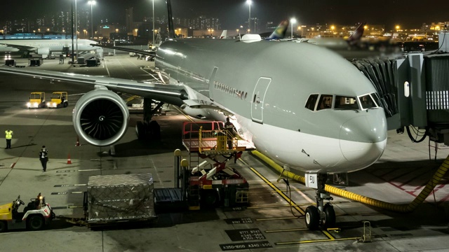 4k时间间隔，在香港卸下飞机货物空运物流背景。视频素材