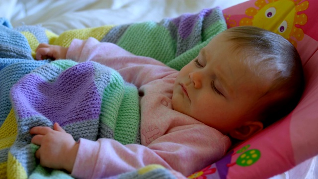 前面的可爱的白人婴儿放松在婴儿床在一个舒适的家4k视频下载