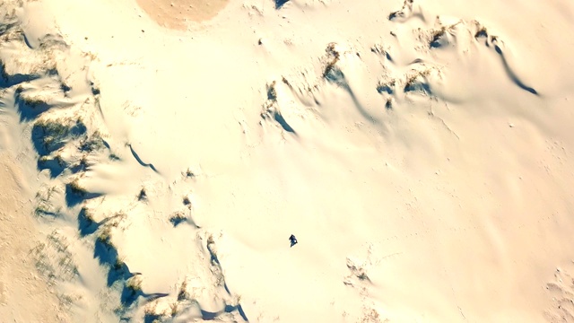 在澳大利亚的海滩上用无人机缩小镜头视频下载