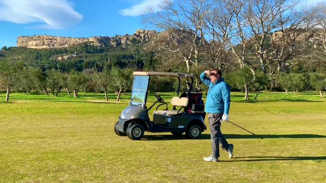 高尔夫球手在球道上打高尔夫球视频素材