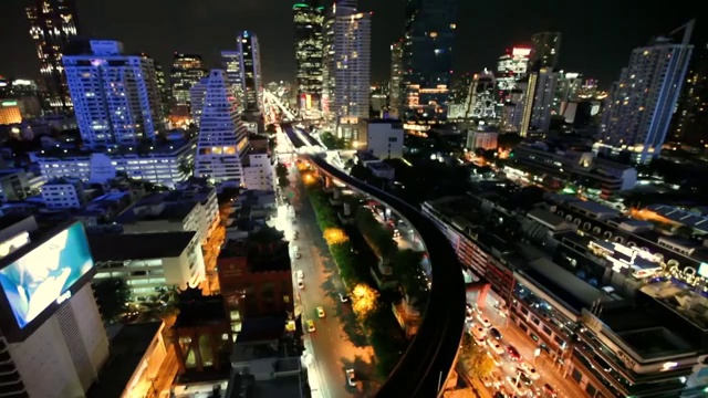 城市景观和空中铁路或BTS在晚上的首都视频素材