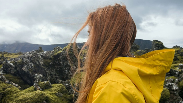 女游客探索冰岛，欣赏苔藓景观视频素材