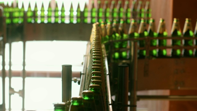 啤酒瓶在工厂生产线上。饮料工业输送带视频素材