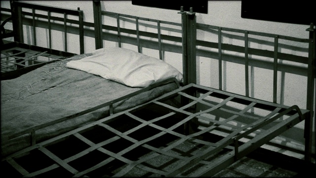 监狱的宿舍——床上有枕头视频下载