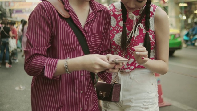 中国游客夫妇在曼谷耀华路自拍。视频素材