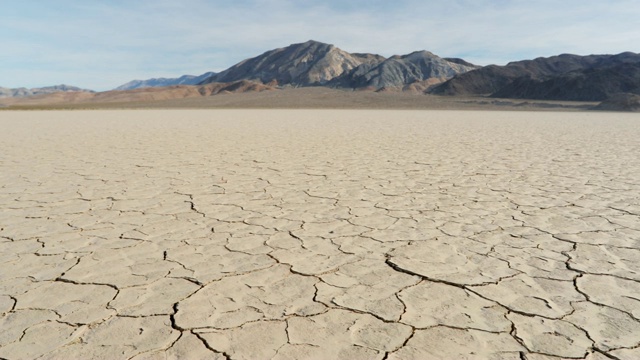 加利福尼亚干旱、干燥、龟裂的土地视频素材