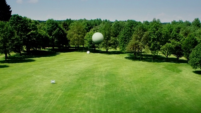 高尔夫球在空气中的慢动作视频下载