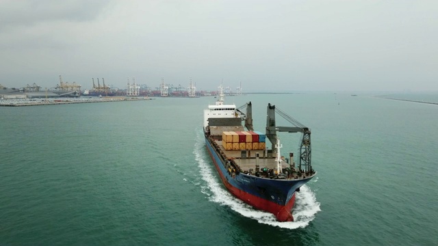 航拍出口货物集装箱船视频素材