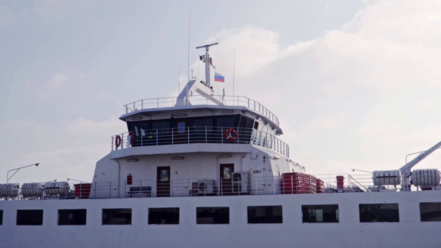船上飘扬着俄罗斯国旗视频下载