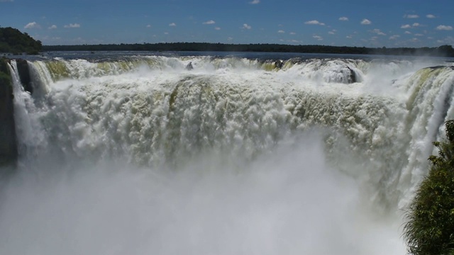在Iguazú瀑布在阿根廷的魔鬼的喉咙的正面视图视频下载