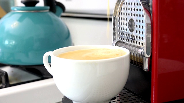 一杯在咖啡机里煮的浓咖啡视频素材