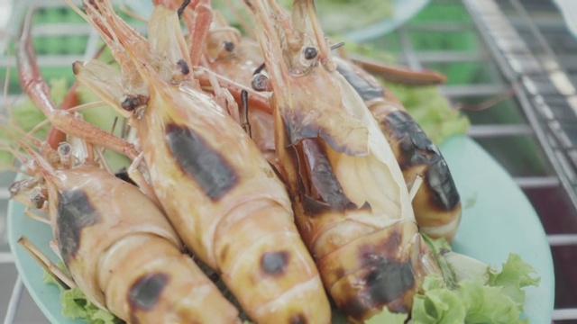 虾仁烧烤海鲜，泰国Bangsean海滩附近的街头小吃。视频素材