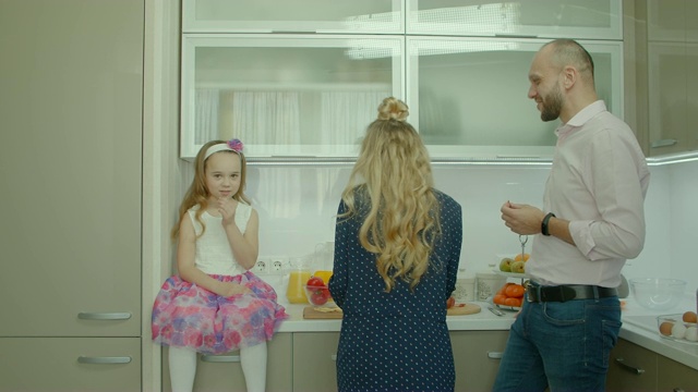 幸福家庭一起在厨房做饭视频素材