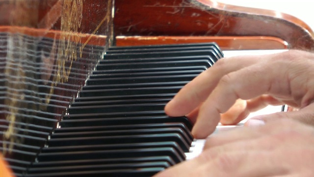 钢琴家视频下载