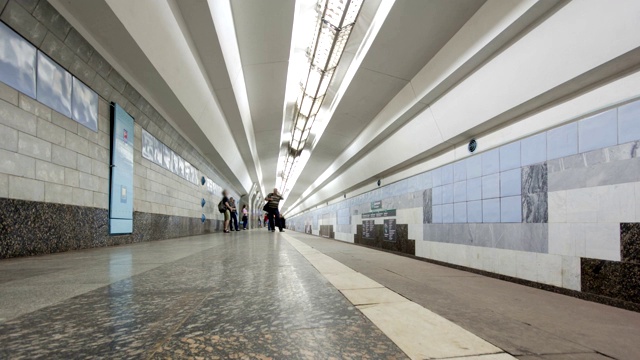 哈尔科夫地铁奥列克西耶夫斯卡线的Derzhprom地铁站开出的一列地铁列车延时超延时视频素材