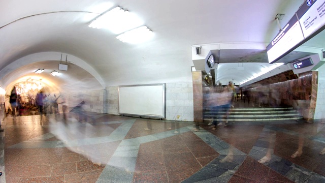 哈尔科夫地铁站间的换乘视频素材