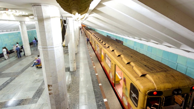 哈尔科夫地铁Oleksievska线的Metrobudivnikiv地铁站开出的一列地铁延时超延时视频素材