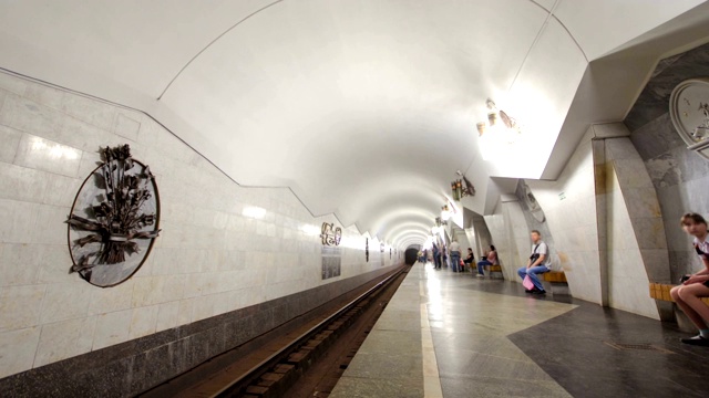 哈尔科夫地铁萨尔提夫斯卡线的一列从普希金斯卡地铁站出发的地铁时间推移超延时视频素材