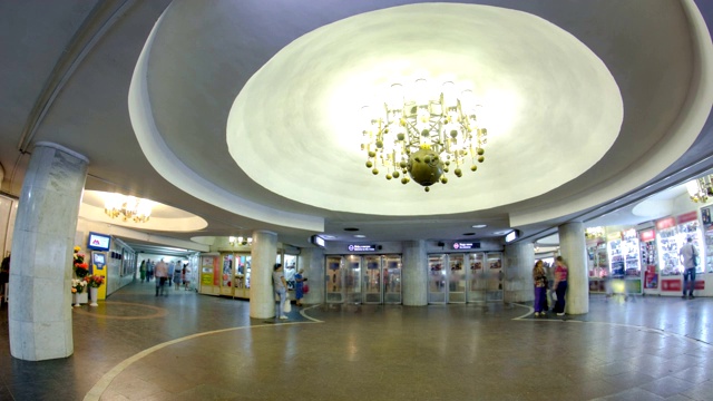 哈尔科夫地铁萨尔提夫斯卡线Universitet地铁站入口时间推移超延时视频素材