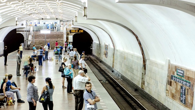 哈尔科夫地铁Oleksievska线，一列从Plosha Povstannya地铁站出发的地铁列车视频素材