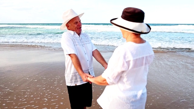 幸福老年夫妇在黄昏拥抱可爱视频素材