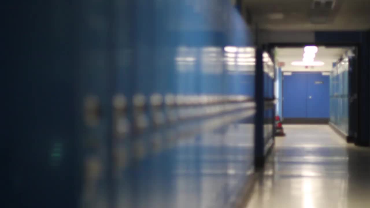 空学校走廊储物柜机架焦点视频素材