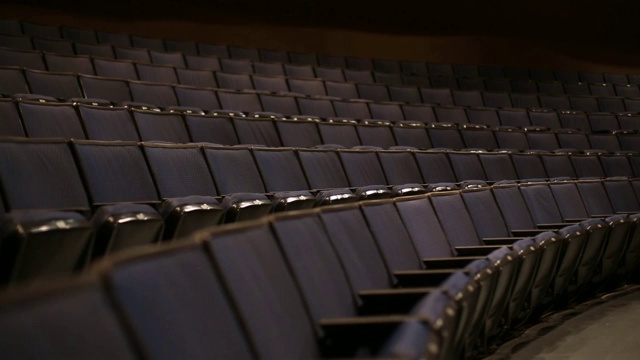 剧院蓝色座位倾斜机架焦点视频下载